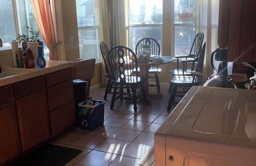 Vallejo Bed & Breakfast | PRIVATE SUITE & THE LOFT en-suite bathroom, fridge, microwave, airfry, coffee!