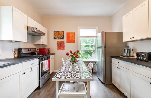 Smith Hill House | 👑☀️Private Sunny Room w/King Bed near Providence TrainSt