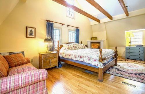 Londonderry House | Private Tavern, Hot Tub, 8-Fireplaces, Spa Baths, Fire Pit, Baths Ensuite - Shop or Ski!