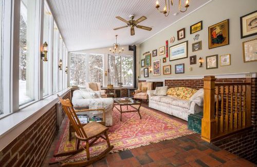 Londonderry House | Private Tavern, Hot Tub, 8-Fireplaces, Spa Baths, Fire Pit, Baths Ensuite - Shop or Ski!