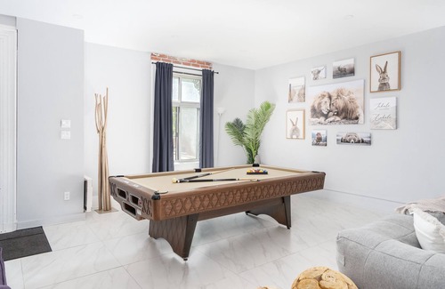 Quartier des Spectacles House | Private TownHouse/Jaccuzzi Pool table &2 terrasses