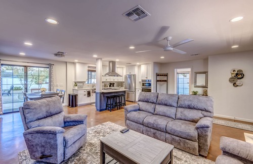 Broadmoor-Broadway House | Private Tucson retreat/Close to UofA,downtown,golf,parks/Large yard/Pet friendly
