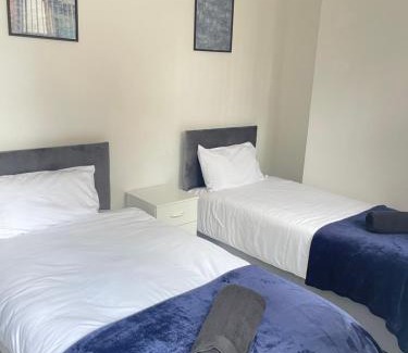 Leicester Apartment | Private two bedroom deluxe apartment Leicester with large garden and free parking