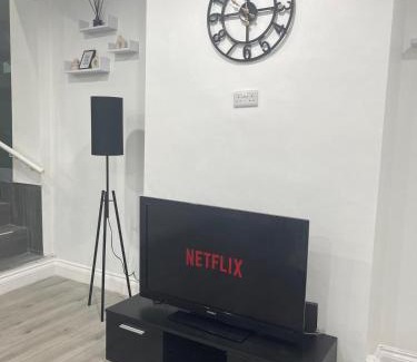 Leicester Apartment | Private two bedroom deluxe apartment Leicester with large garden and free parking