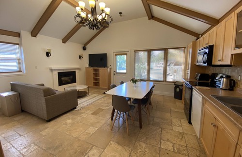 Wasaga Beach House | Private Wasaga Retreat Just 1.5min Walk To Beach!