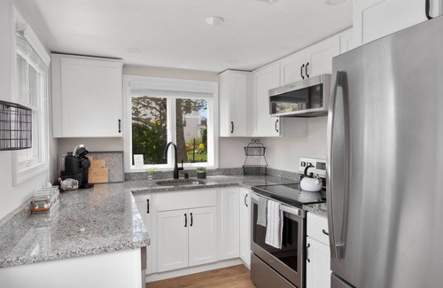 Portsmouth House | Private waterfront w/rocky beach near Newport