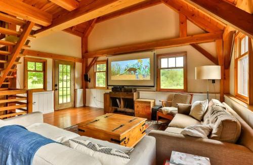 Gilboa House | Private Woodland Retreat with Cedar Hot Tub & Mt View