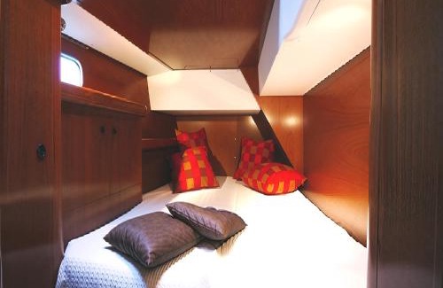 Rodney Bay Boat Rental | Private yacht, day sail and houseboat