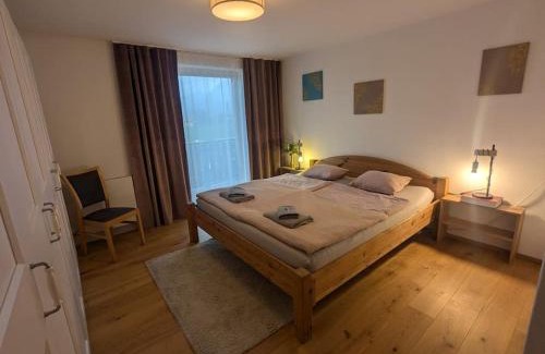 Golling an der Salzach Apartment | Privatzimmer und Küche mit Balkon und Ausblick