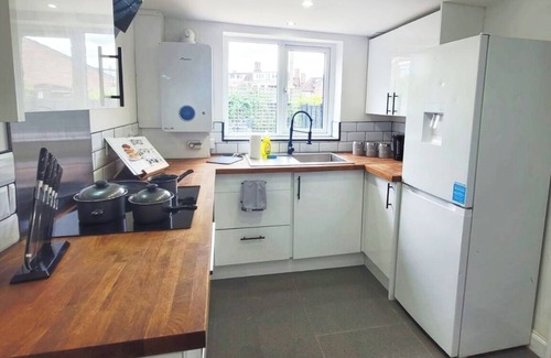 Halstead House | Professional 3 bed 1 bath house with private garden, free parking and WiFi
