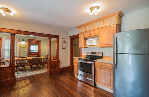 Lincoln Hotel | Profile Motel & Cottages