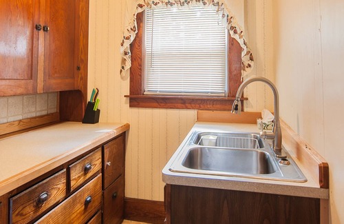 Lincoln Hotel | Profile Motel & Cottages