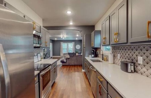Central Arlington House | Prohibition Vibes | LUX | Mini Golf | Walk to AT&T