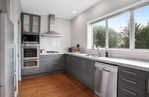 Point Chevalier House | Prosper Point Home with BBQ, Patio and Parking