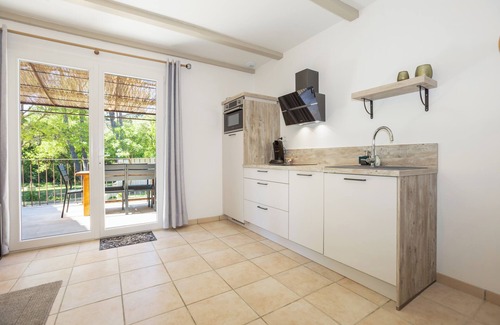 Eyguieres Apartment | Provencal Stay in the Heart of the Alpilles in Eyguières