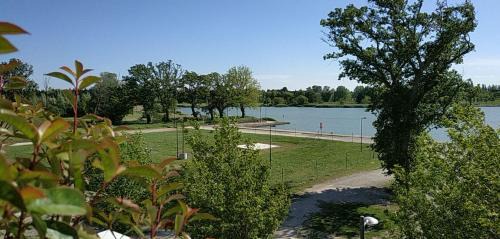 Monteux Apartment | Provence, Studio climatisé, vue lac Spirou 400 metres, Avignon 15 mn