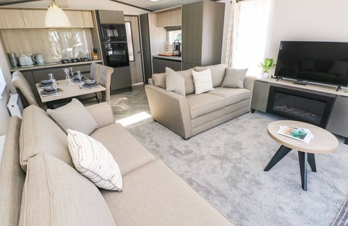Hasguard Cross Cottage | PUFFIN LODGE, pet friendly, with hot tub in Broad Haven