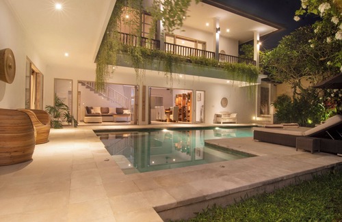 Batu Bolong House | Puri Temple; fully serviced 3 Bedroom Villa, Central Canggu. Close to the beach.