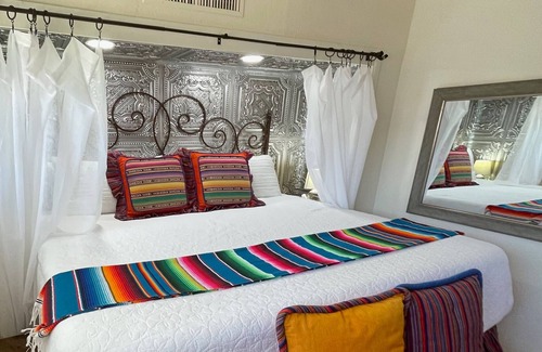 Oak Flower House | Purple Casita, King Bed, Near Tucson Medical