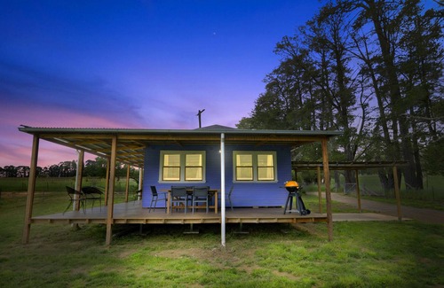 Canobolas House | Purple Cottage, Orange NSW. A cosy oasis + walk to 4 vineyards