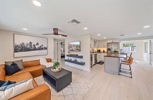 Southgate House | Putt 'n Plunge Paradise: 3/2 House 10 mins to Downtown & 15 mins to Lido Beach