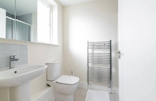 Leopardstown House | Pvt ensuite room, 30 mins transport connection to city center
