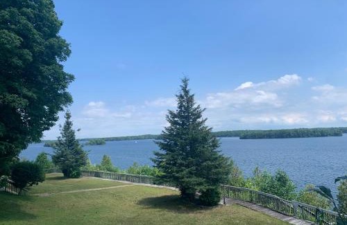 Rideau Lakes House | Q Estate Pool cottage