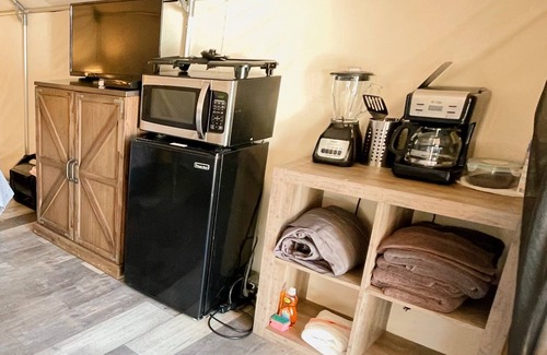 Prairie Lea Cabin | #Q Son's Blue River Camp - Glamping Cabin w/2 Queen Beds
