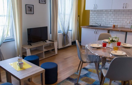 Saint-Quentin Apartment | Quad room-Family-Ensuite-City view
