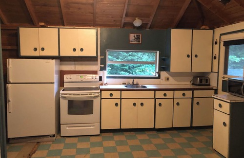 Catchacoma Cottage | Quaint 2-bedroom cottage in Trent Lakes
