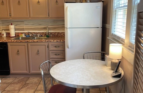 Iaeger House | Quaint 3 Bedroom House Free Parking on Premises