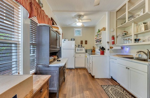 Lake Waccamaw House | Quaint 5-bedroom family lake front house in Lake Waccamaw