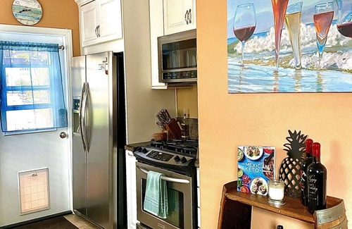 Bay Park House | Quaint and Charming 2 bd, 1 bath, Central Location, easily accessible!