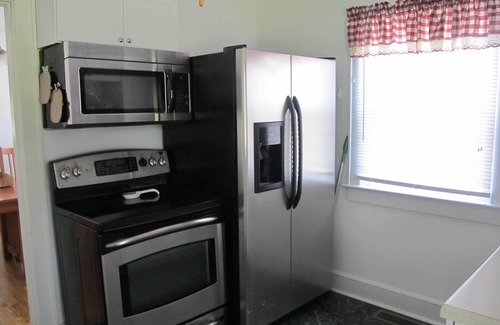 Woolen Mills House | Quaint and Cozy, 2 Bed, I Bath, Full Kitchen Cottage with Off Street Parking