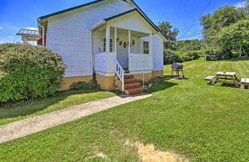 Independence House | Quaint and Scenic Country Cottage, 3 Mi to New River