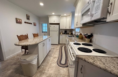 Elm House | Quaint Cape Cod attached home nestled atop a hill near Speedwell Forge Lake