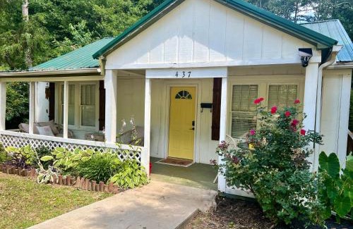Bremen House | Quaint City Cottage Bremen, Ga