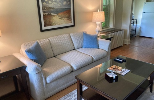 Whitefish Bay Apartment | Quaint coach house apartment located minutes from downtown Milwaukee