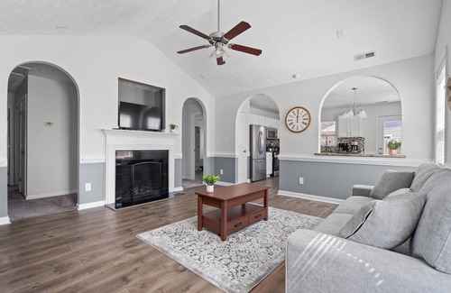 South View House | Quaint Cottage-3BR/2B House with Arcade and Fire Pit in Quiet Part of Hope Mills