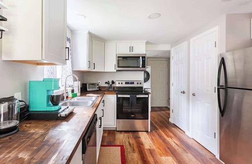 Gainesville House | Quaint Cottage by UF & Shands - Pet-Friendly, Long Stays