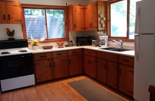 Point Clark Cottage | Quaint cottage, walking distance to beach.