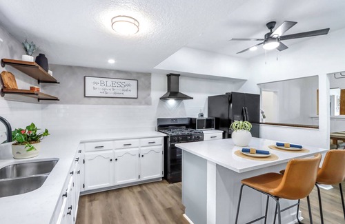 Harlandale House | Quaint Cozy 4-bedroom Retreat Near Downtown San Antonio & All Attractions