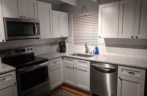 Tranquil Harbour Cottage | Quaint Duplex Cottage - Sleeps 4 - Great Location