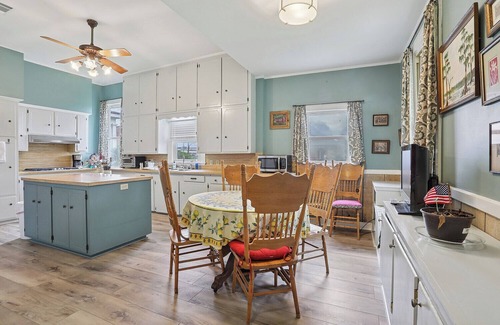 New Roads House | Quaint house in the Historic town of New Roads. Close to everything!
