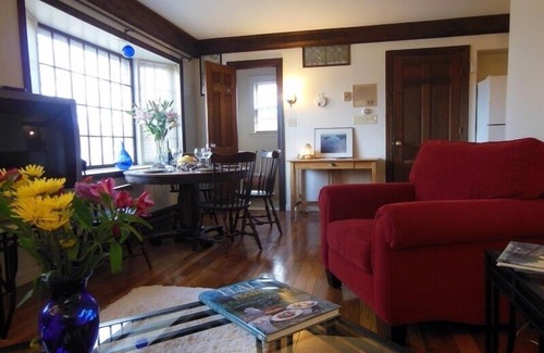 Marblehead Apartment | Quaint One Bedroom Overlooking Nature Trail In Historic Marblehead