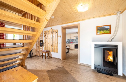 Sankt Martin am Grimming House | Quaint, rustic vacation home with hut flair on the sunny side of the Grimming