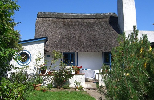 Kalifornien House | Quaint, thatched, former fisherman's cottage, 30 m from the beach