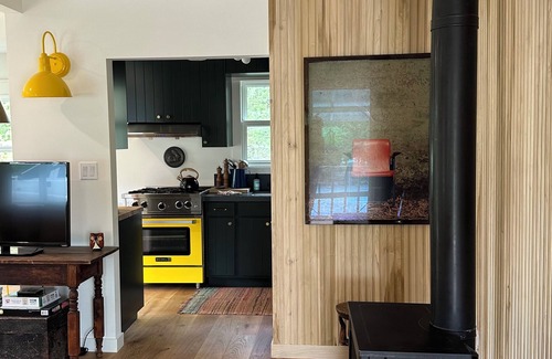 Oak Knoll Cottage | Quaint vineyard cottage on Dry Creek.