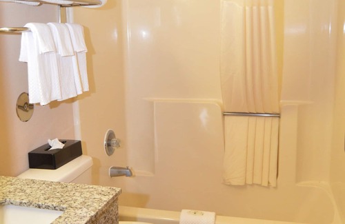 Iowa River Landing Hotel | Quality Inn Coralville - Iowa River Landing