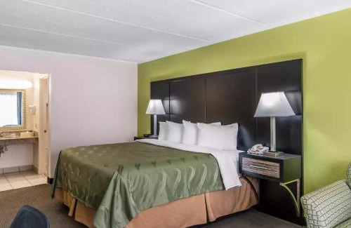 Flemington Hotel | Quality Inn Hinesville - Fort Stewart Area, Kitchenette Rooms - Pool - Guest Laundry